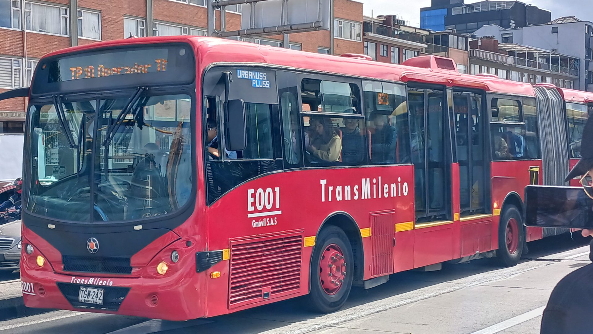 La movilidad en el borde occidental de Bogotá se encamina hacia una transformación estructural. La Agencia Regional de Movilidad, en una alianza estratégica con la Corporación Financiera Internacional del Grupo Banco Mundial, ha dado oficialmente el primer paso para la prolongación de la troncal de la Calle 80. Este proyecto pretende extender el servicio de TransMilenio desde su actual límite en el Portal 80 hasta la estratégica glorieta de Siberia, un punto básico donde convergen el transporte de carga, los habitantes de municipios cundinamarqueses y la fuerza laboral de la zona industrial.